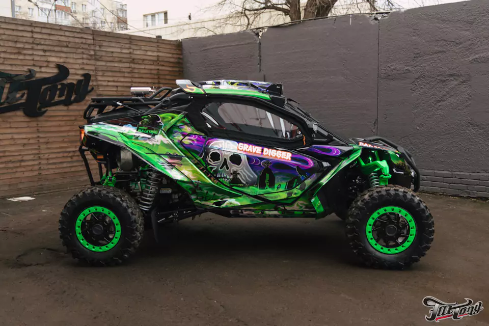 Оклеили багги BRP CAN-AM Maverick R X RS в яркую винилографию!